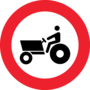 Traktorral behajtani tilos